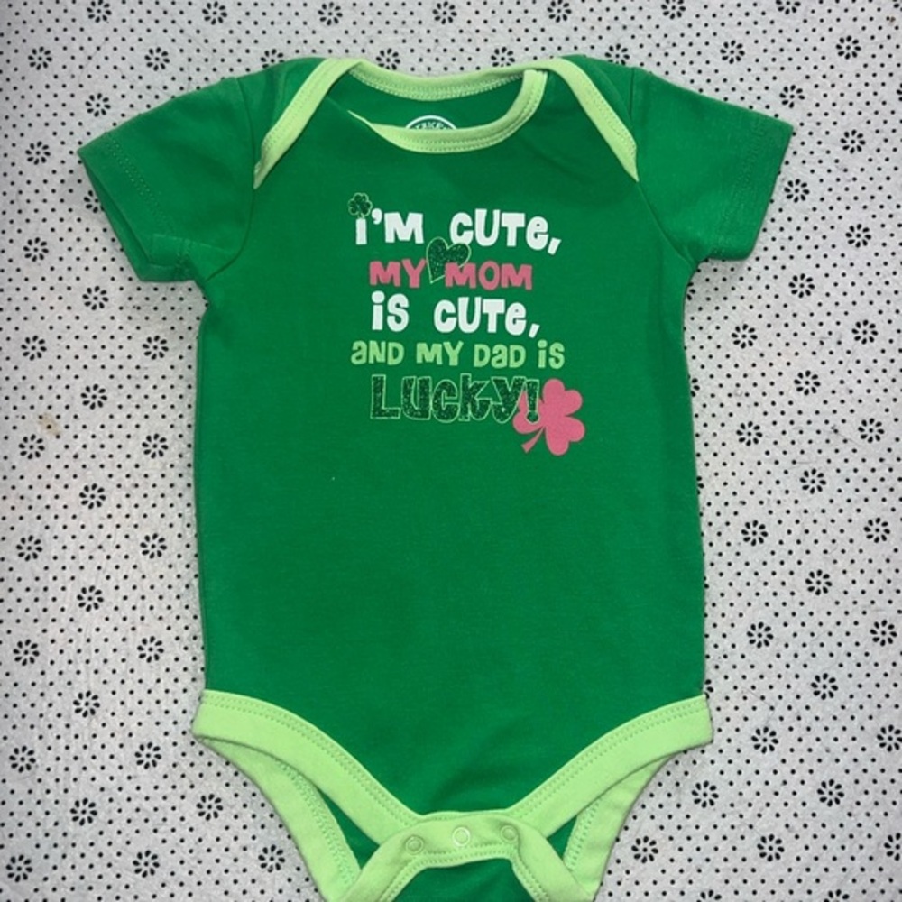 🛍CUTE LITTLE GIRLS ONESIE SIZE 3-6 MONTHS 🛍